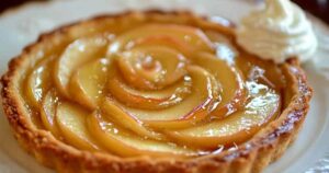 Omgekeerde appeltaart met glanzende gekarameliseerde appels op luchtig deeg