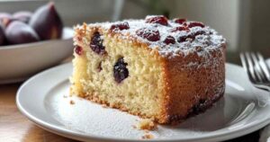 Verse vruchtencake met gedroogde vruchten en noten