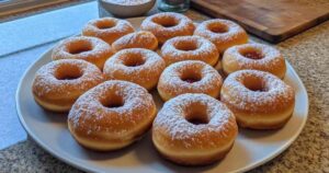 Verse Bomba di Napoli donuts bestrooid met poedersuiker