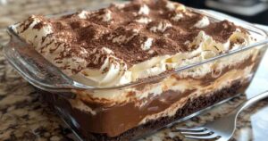 Chocolade lasagne met gelaagde structuur en Oreo-bodem
