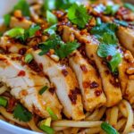 Gekruide knoflook kip noedels in een wok