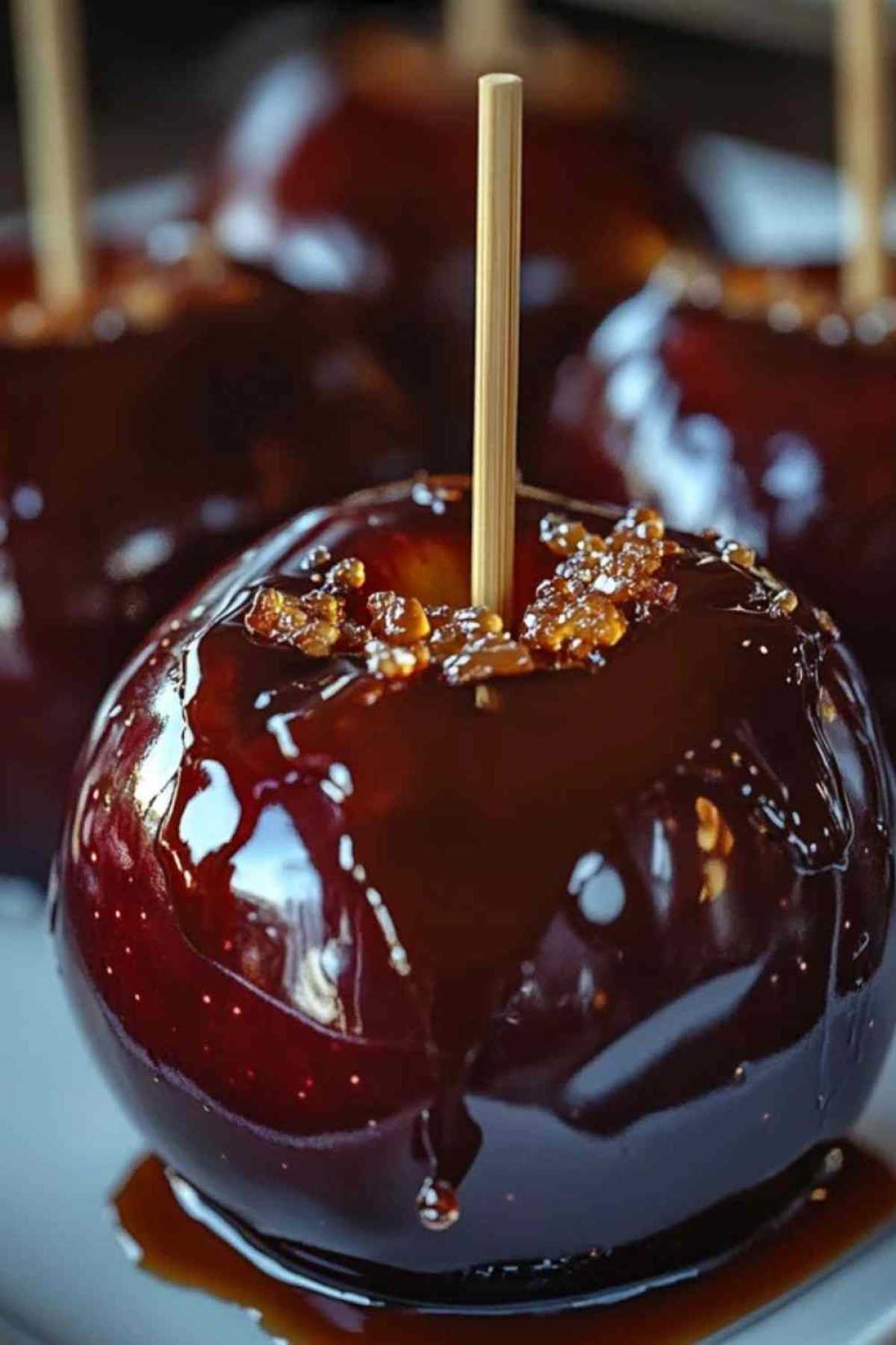 Glanzende zwarte candied appels met decoratie op stokjes