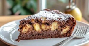 Vers gebakken appel-cacao cake met stukjes appel zichtbaar in de rijke chocoladelaag