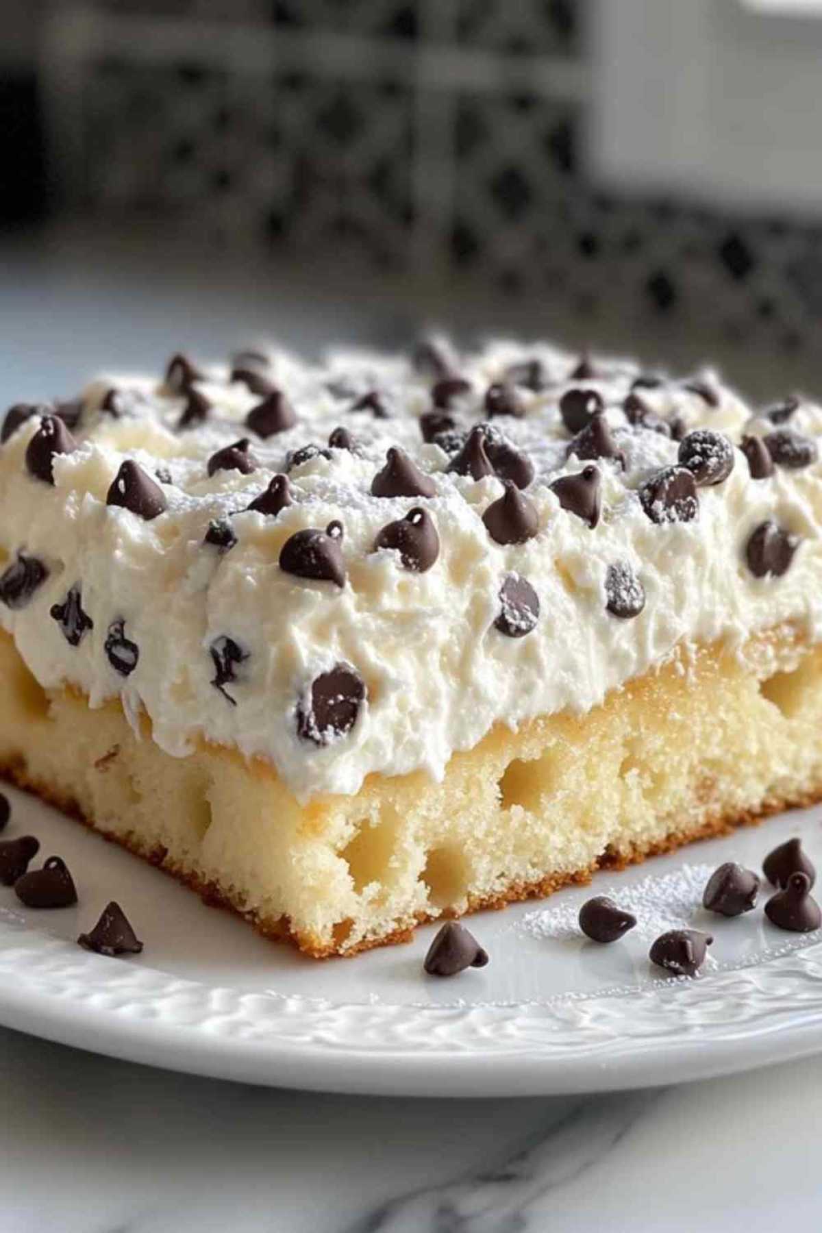 Zelfgemaakte poke cake cannoli met romige ricotta-vulling en chocoladestukjes