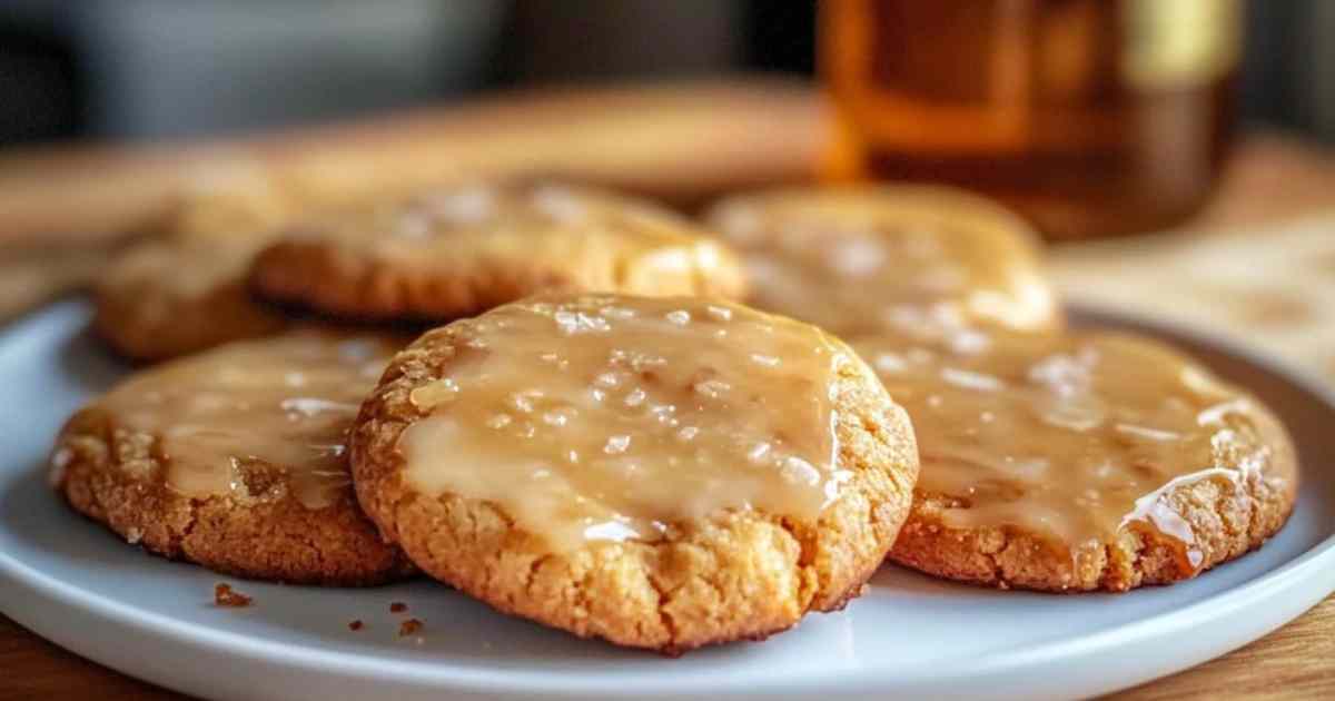 Versgebakken ahorn-koekjes met glanzende ahorn-glazuur op een rustiek houten dienblad