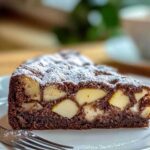 Vers gebakken appel-cacao cake met stukjes appel zichtbaar in de rijke chocoladelaag
