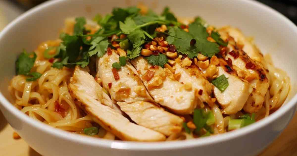 Gekruide knoflook kip noedels in een wok