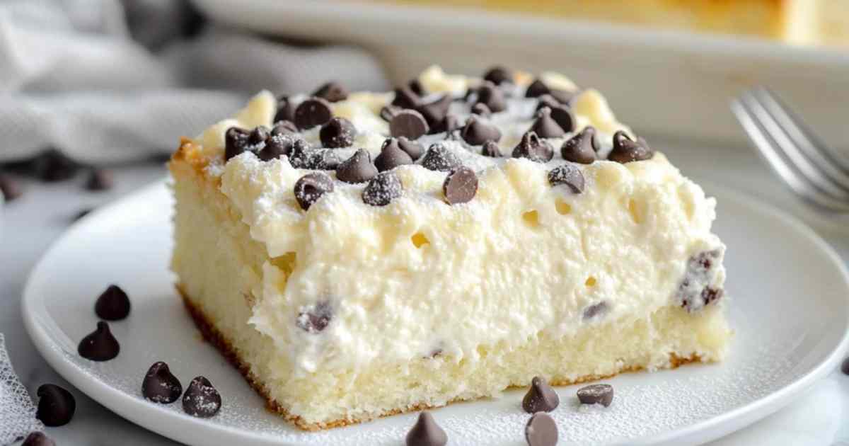 Zelfgemaakte poke cake cannoli met romige ricotta-vulling en chocoladestukjes