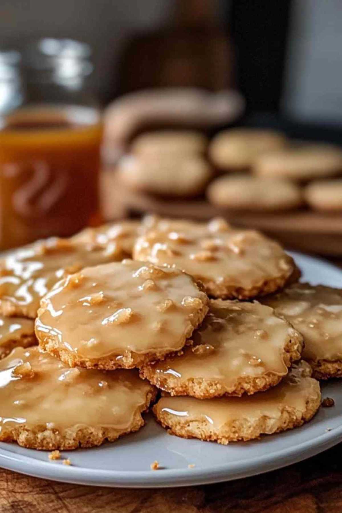 Versgebakken ahorn-koekjes met glanzende ahorn-glazuur op een rustiek houten dienblad
