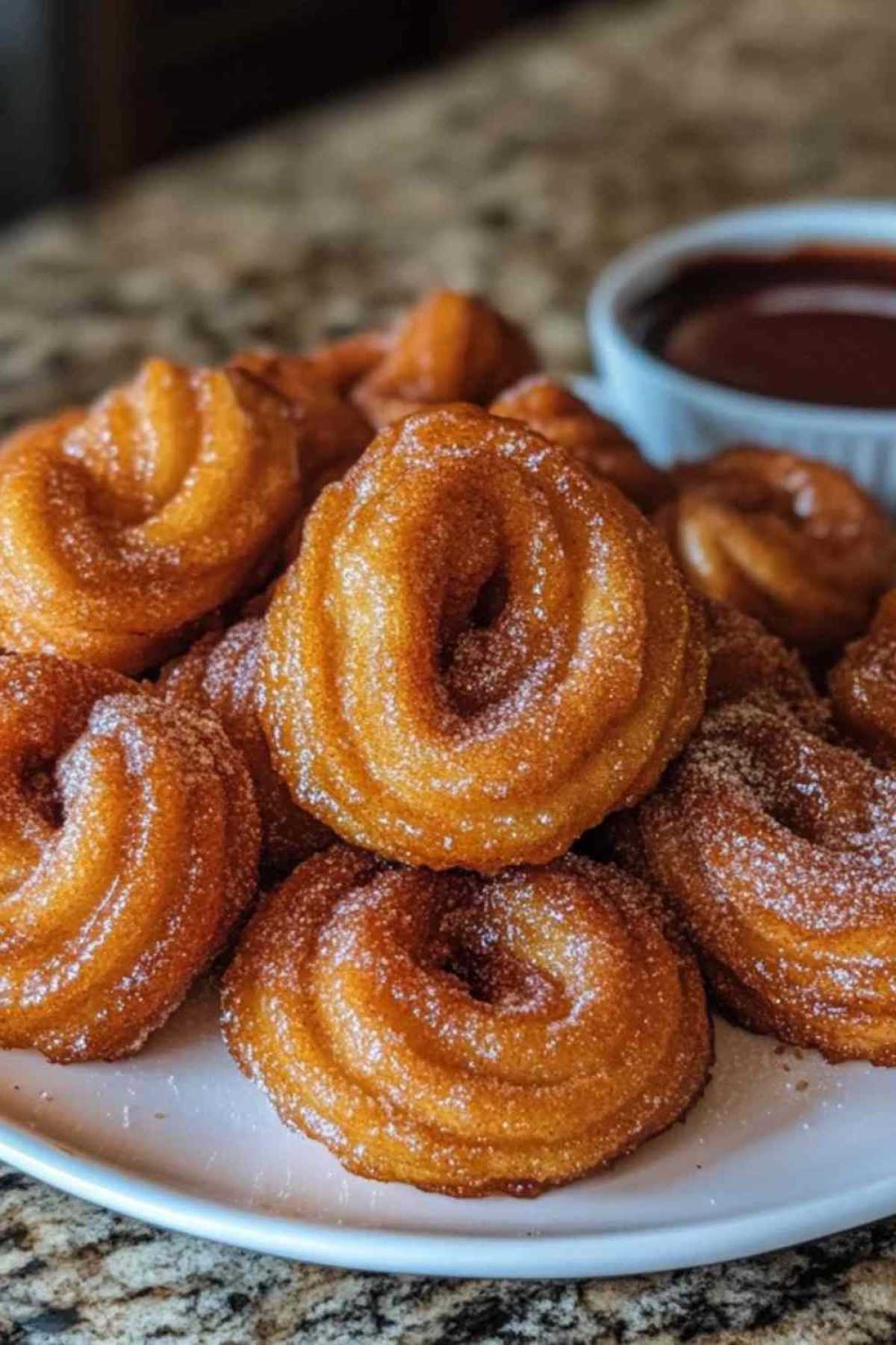 Churro-boullen frituren in hete olie