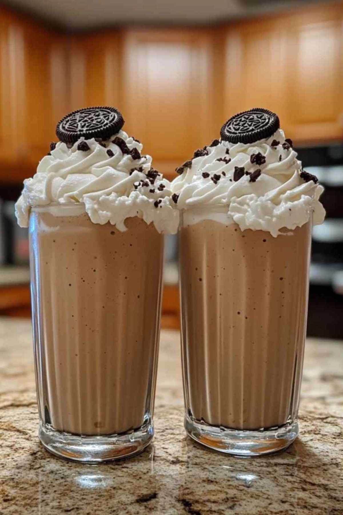 Romige Oreo milkshake met slagroom en koekjeskruimels
