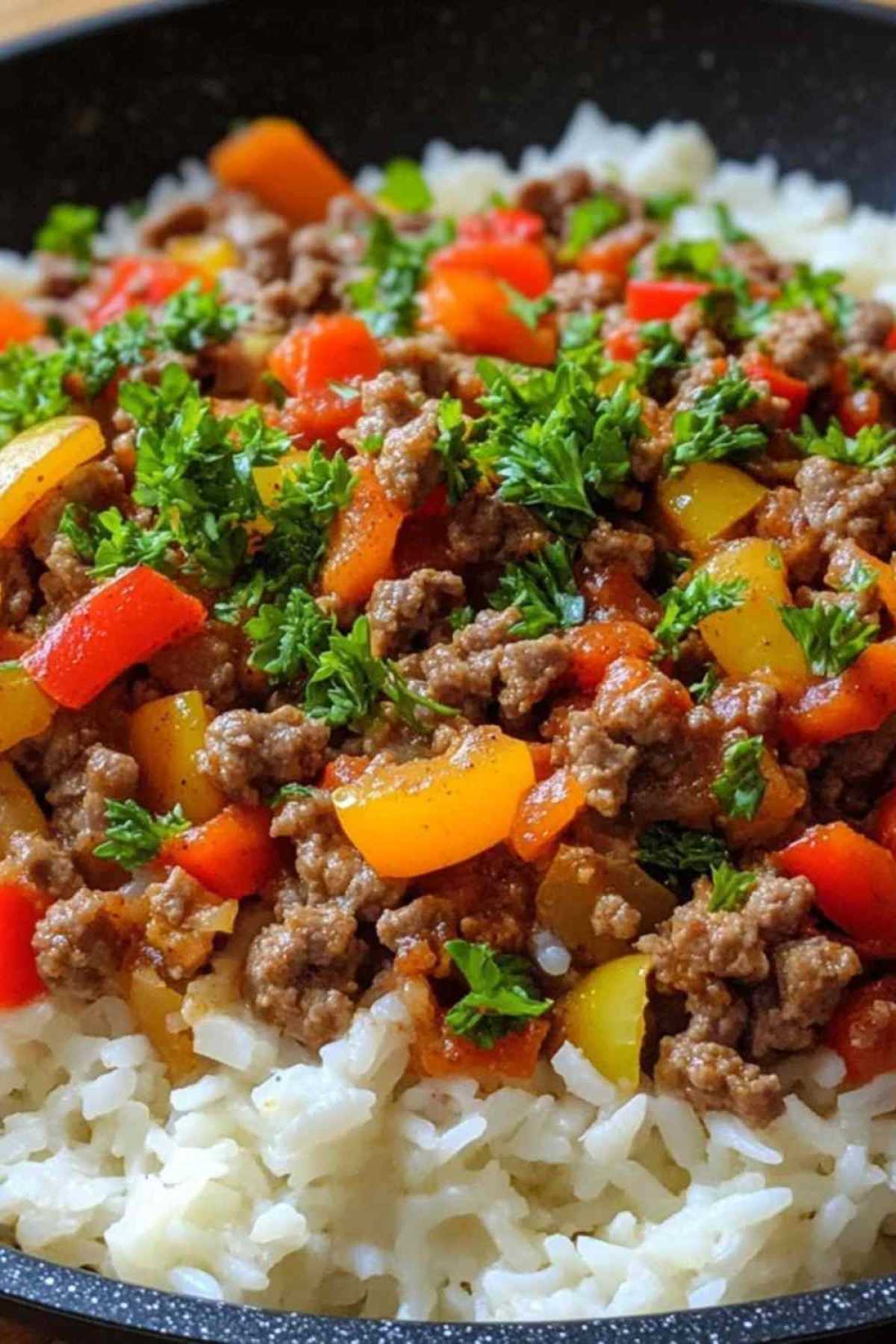 Dampende rijst gehaktpan met paprika geserveerd op een bord