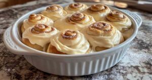 Versgebakken bananen-kaneel rollen met glazuur