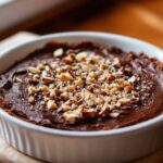 Glutenvrij bananen-cacao dessert in vierkante porties gesneden