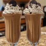 Romige Oreo milkshake met slagroom en koekjeskruimels