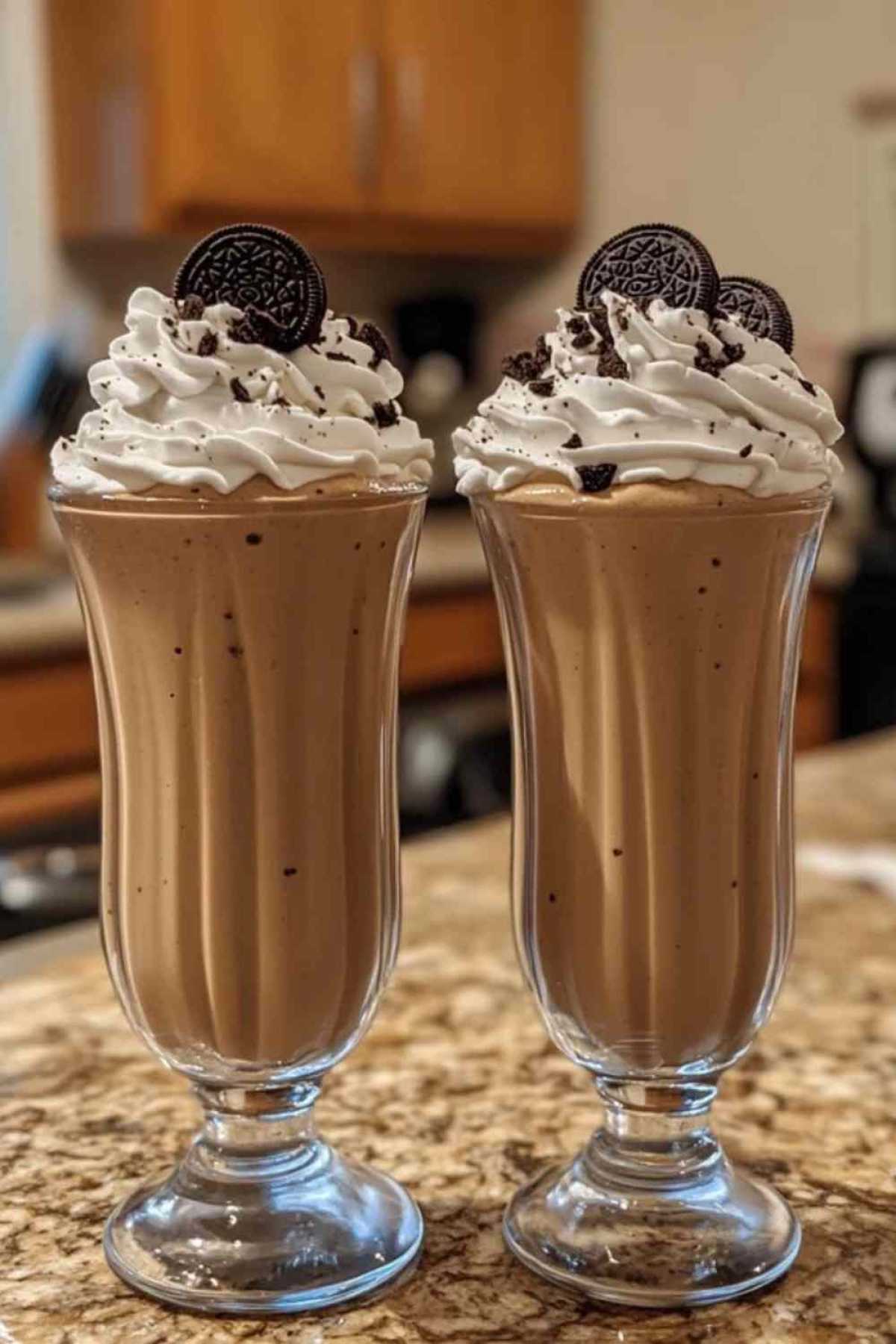 Romige Oreo milkshake met slagroom en koekjeskruimels