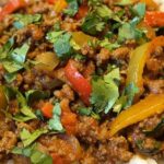 Dampende rijst gehaktpan met paprika geserveerd op een bord