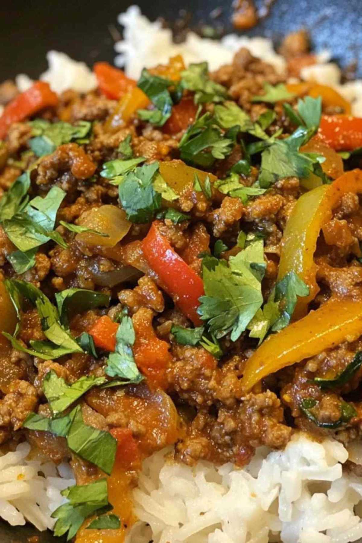 Dampende rijst gehaktpan met paprika geserveerd op een bord