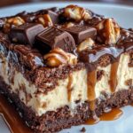 Zelfgemaakte brownies met caramel-cheesecake en Milky Way op een houten serveerbord