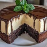 Doorsnede van chocolade-munt cheesecake met duidelijk zichtbare drie lagen