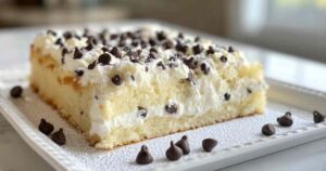 Zelfgemaakte poke cake cannoli met romige ricotta-vulling en chocoladestukjes