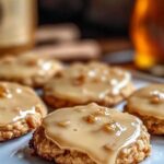 Versgebakken ahorn-koekjes met glanzende ahorn-glazuur op een rustiek houten dienblad