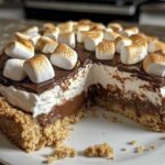 Smores-tarte met goudbruine marshmallows en gesmolten chocolade