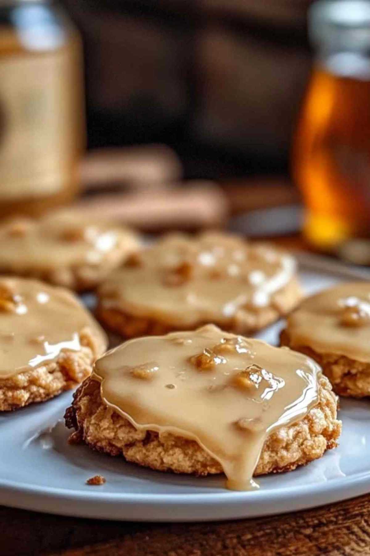 Versgebakken ahorn-koekjes met glanzende ahorn-glazuur op een rustiek houten dienblad