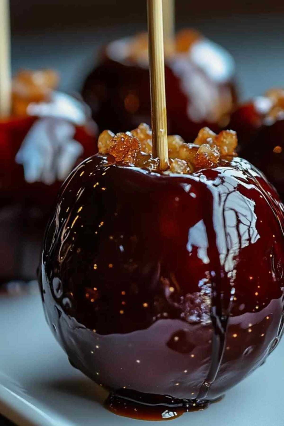 Zwarte candied appels geserveerd op Halloween-feest
