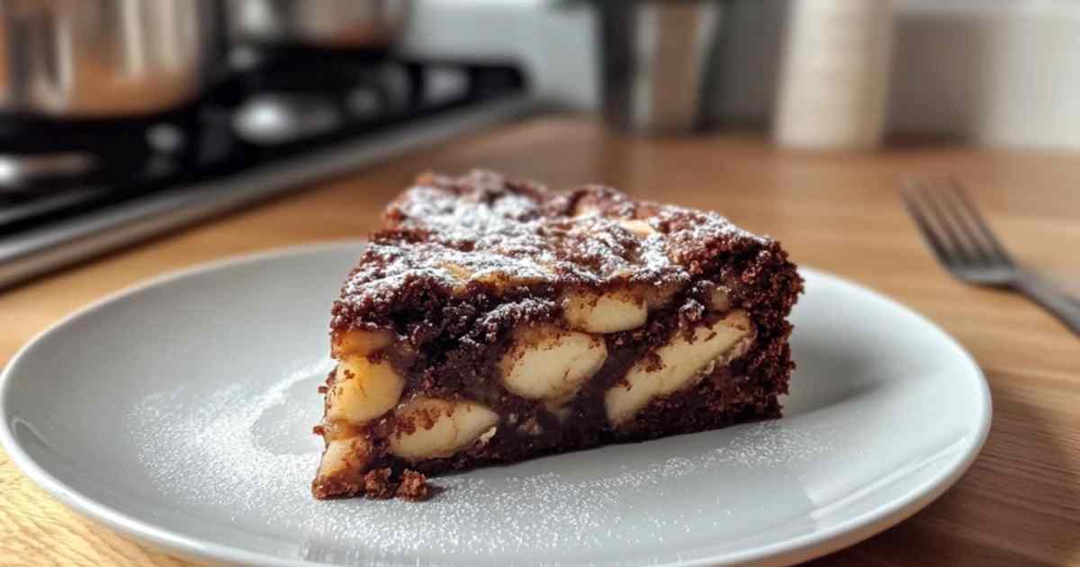 Ingrediënten voor appel-cacao cake uitgestald op een keukentafel
