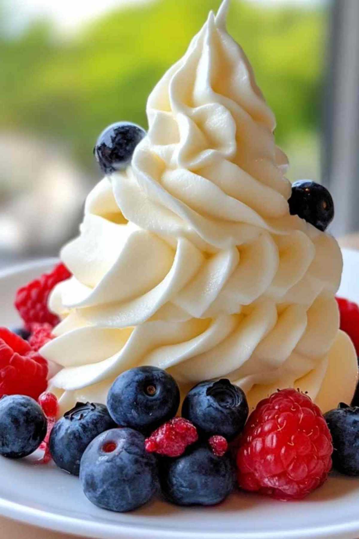 Aardbeiendessert met zelfgemaakte melkslagroom