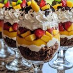 Close-up van cheesecake in glas met vers fruit topping