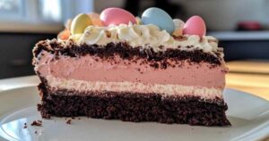 Plakje paastaart met aardbeien op een bord