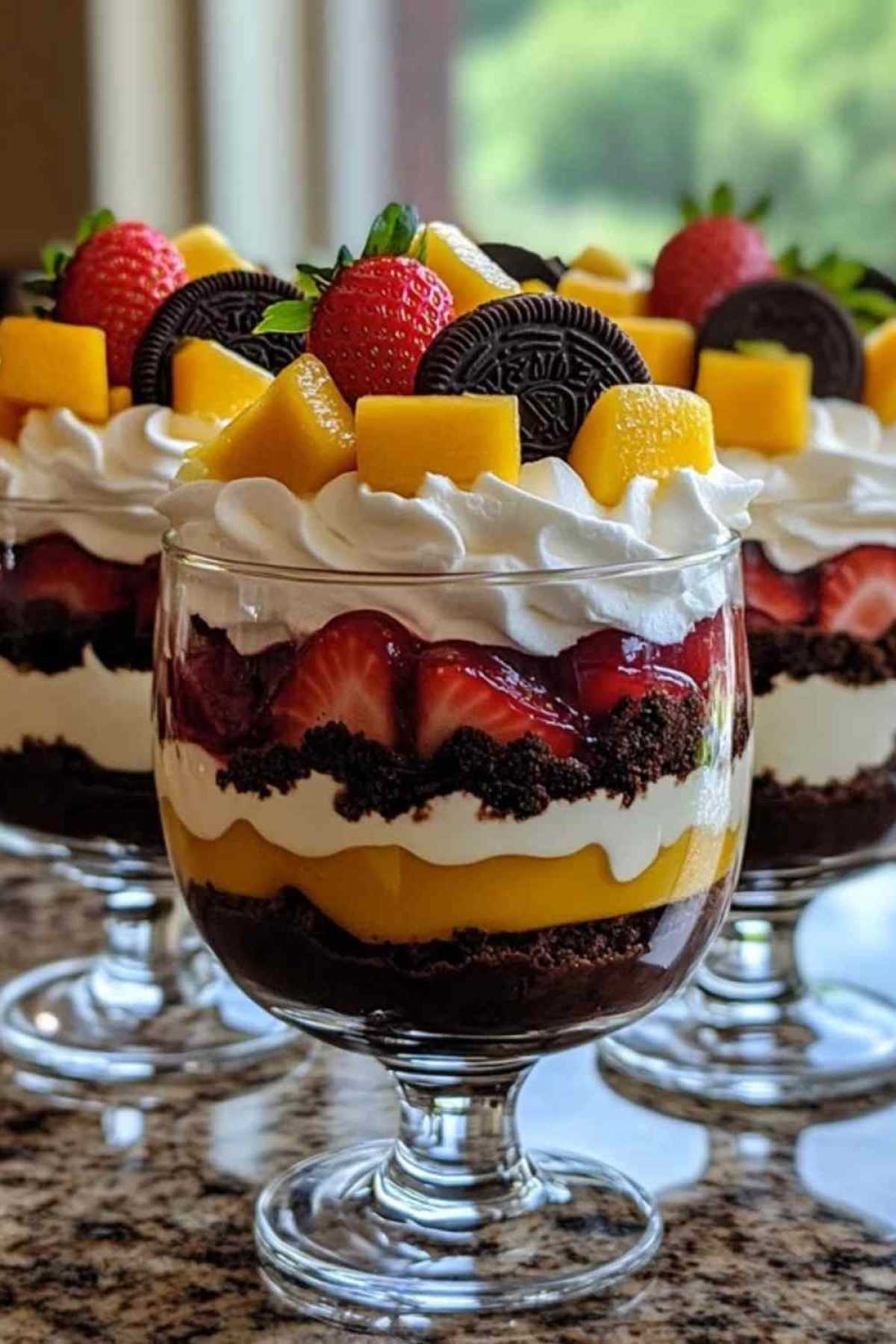 Chocolade trifle in glas met laagjes Oreo koekjes en slagroom