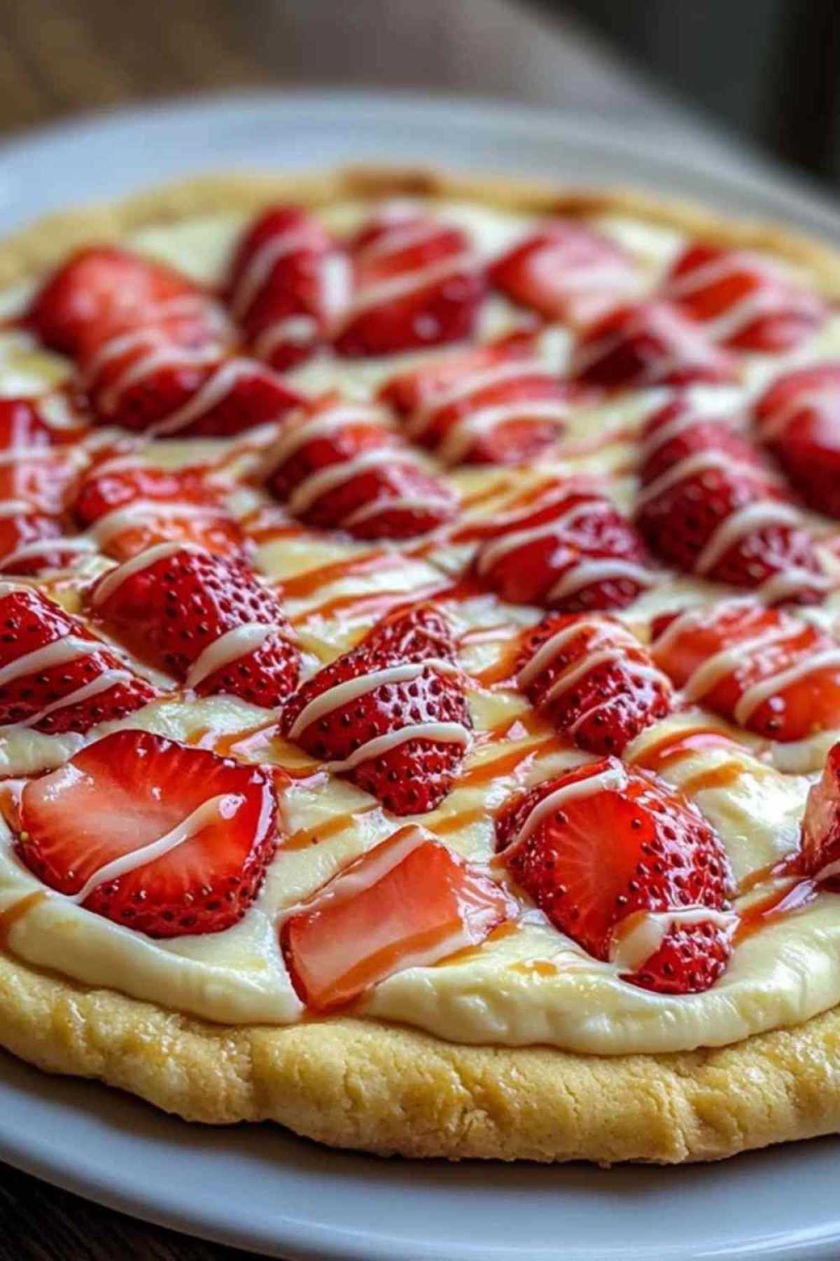 Gehele aardbeien dessertpizza klaar om te serveren