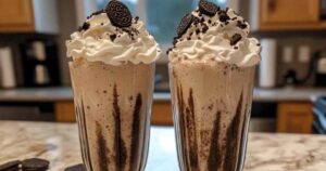 Proces van het maken van een Oreo milkshake in blender
