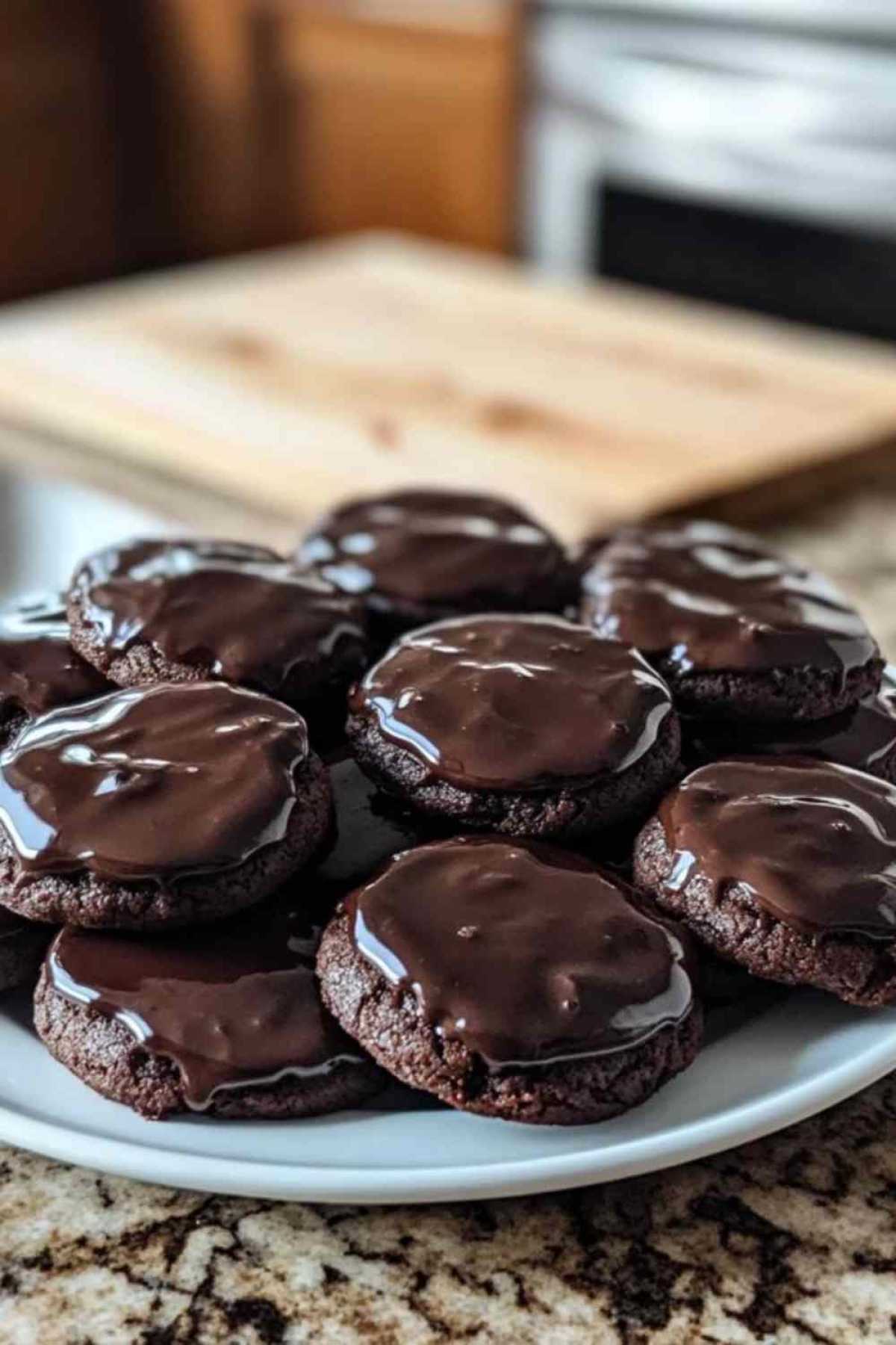 Het bereidingsproces van Texaanse chocoladetaart koekjes met deeg op bakplaat