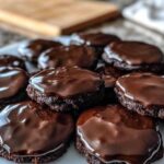 Close-up van een Texaans chocoladetaart koekje met een hapje eruit