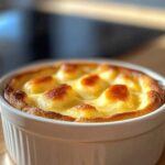 Ovenschaal met versgebakken broodpudding op een houten tafel