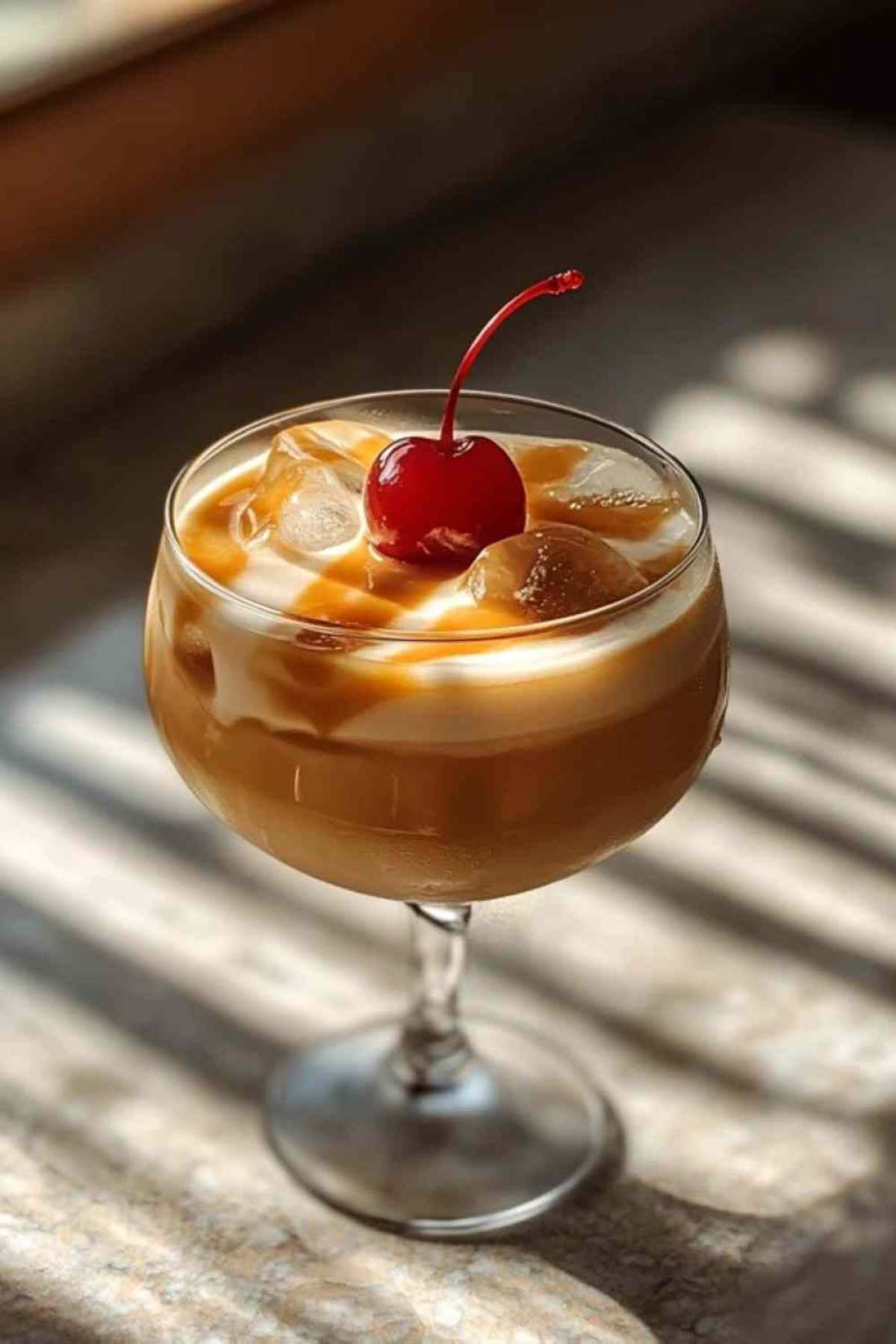 Ingrediënten voor romige karamel cocktail uitgestald