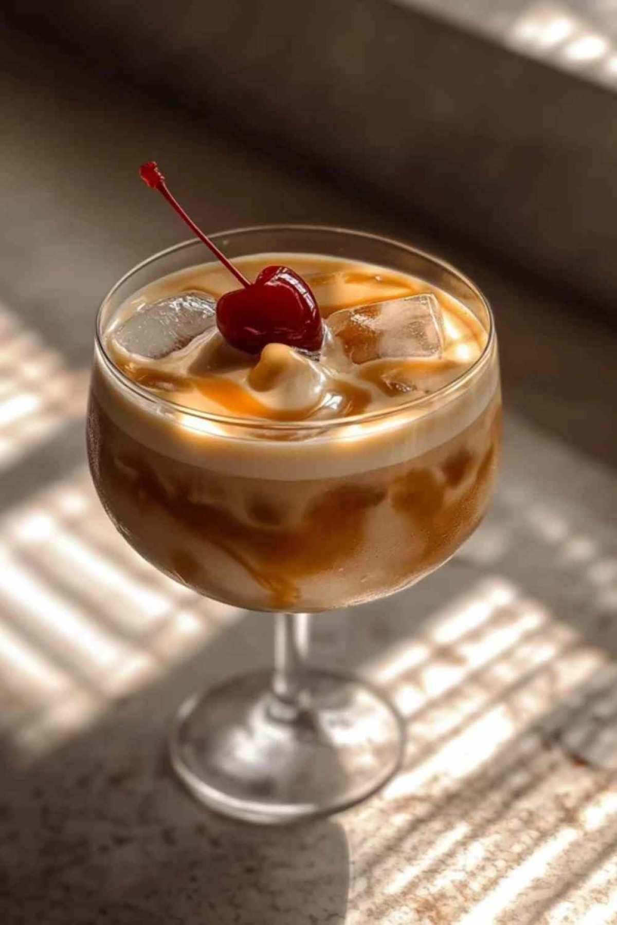Bereiding van romige karamel cocktail stap voor stap