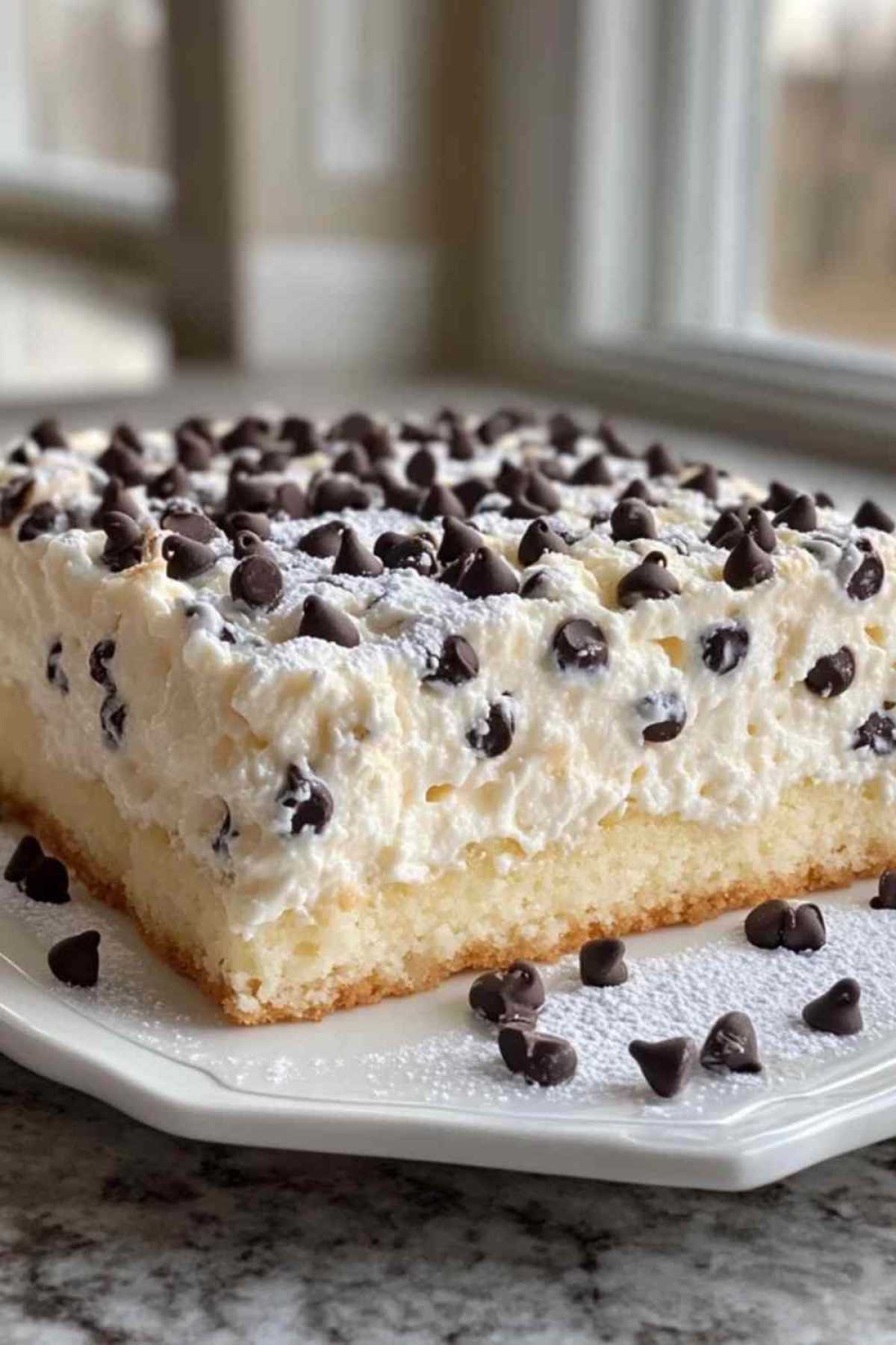 Zelfgemaakte poke cake cannoli met romige ricotta-vulling en chocoladestukjes