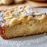 Vers gebakken bananencake op een serveerbord