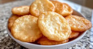 Vers gebakken Indiaas brood (poori) gestapeld op een traditioneel bord