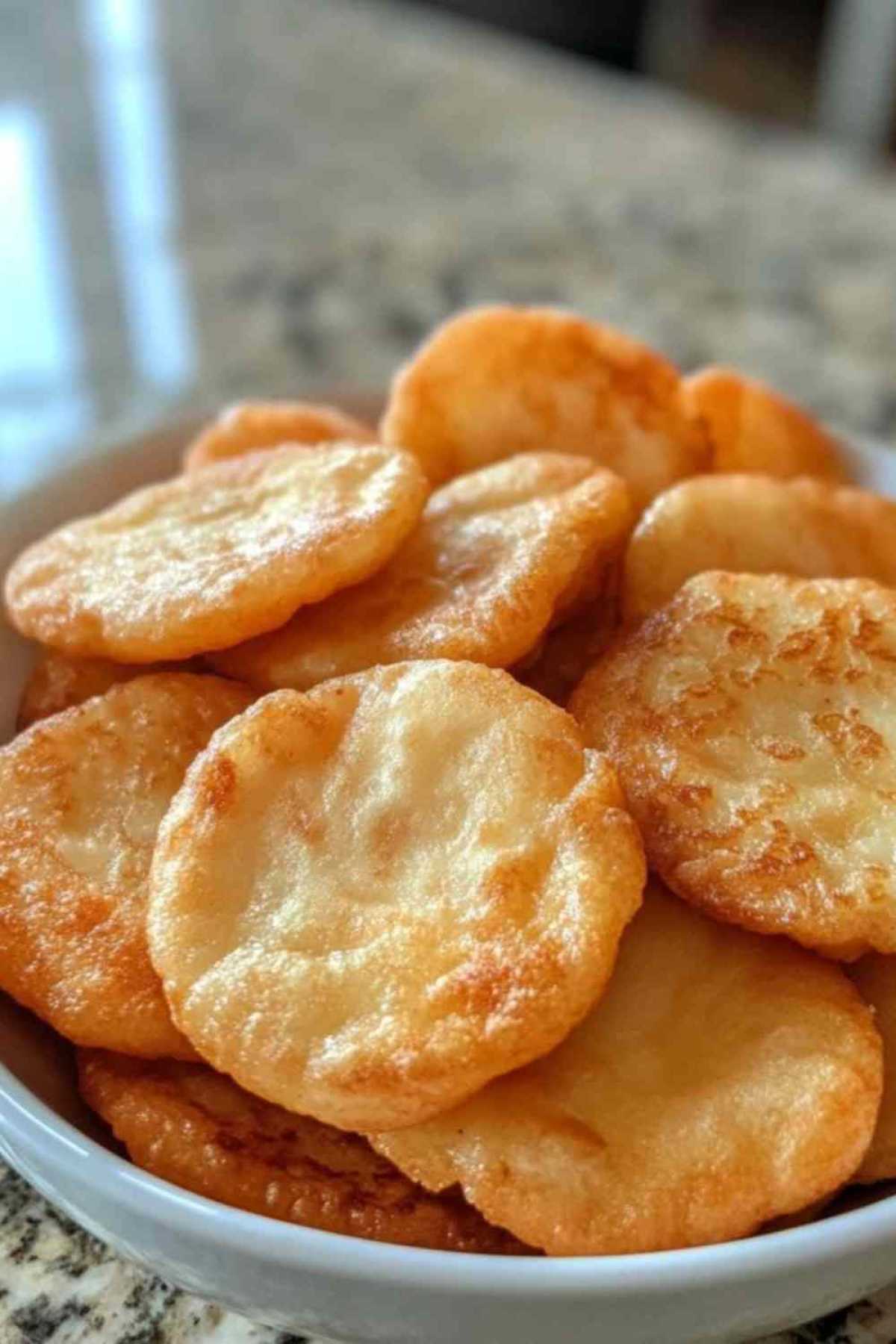 Indiaas gebakken brood wordt gefrituurd in hete olie