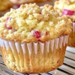 Doorsnede van rabarber muffin met zichtbare rabarberstukjes
