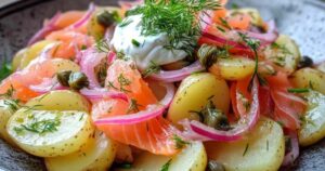 Noordse zomersalade met gerookte zalm en aardappelen in een witte schaal
