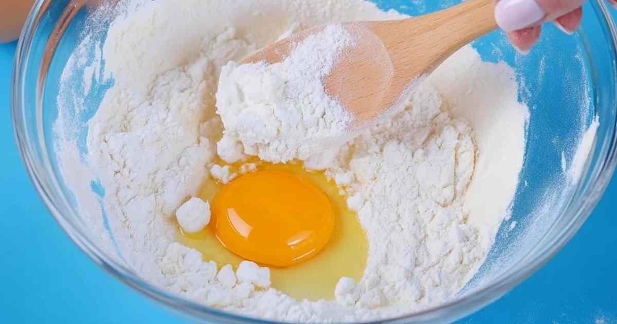 Plakje rabarber koffiecake met vork op bord