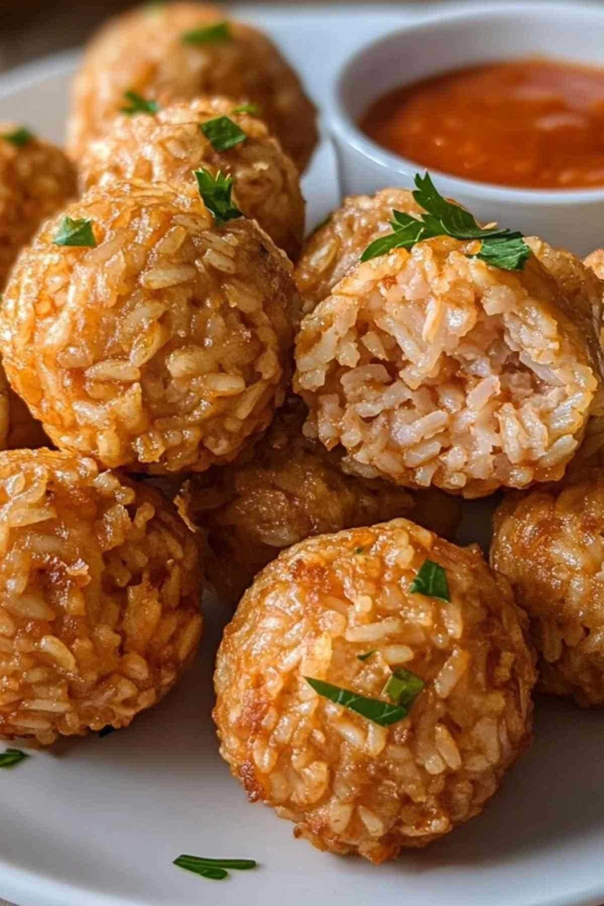 Knapperige rijstballetjes gevuld met tonijn op een schaal