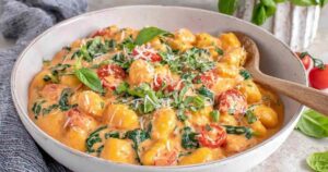 Ingrediënten voor gnocchi pan receptbenodigdheden op houten snijplank